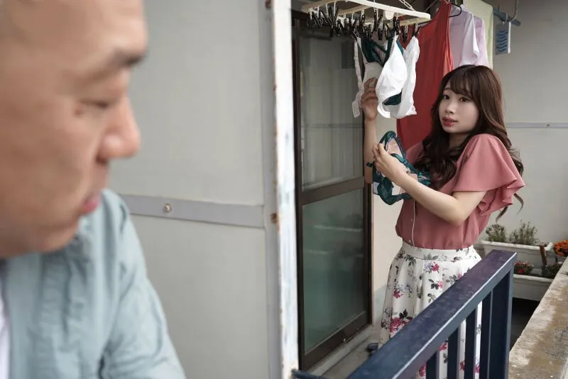 Gã cạnh bên nhà chuyên soi mói và cặp vợ chồng thường xuyên rên la quá to