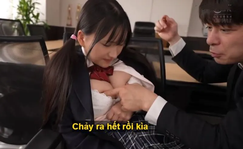 Ba năm trời, thầy giáo rèn luyện nữ sinh ngực khủng thành " bình đựng tinh"